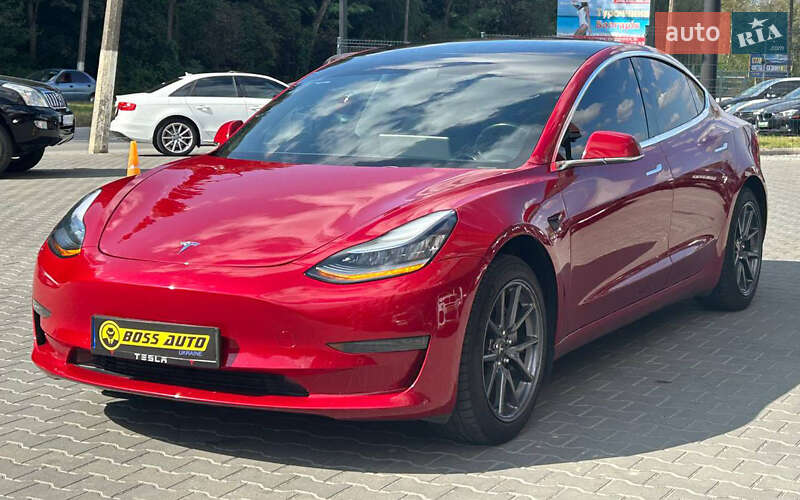 Седан Tesla Model 3 2019 в Чернівцях