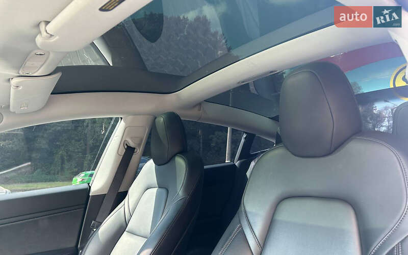 Седан Tesla Model 3 2019 в Чернівцях