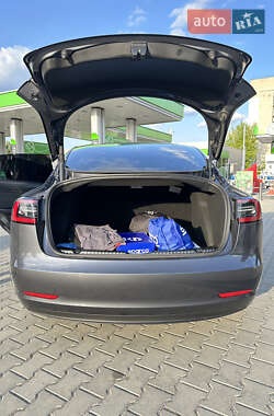 Седан Tesla Model 3 2022 в 