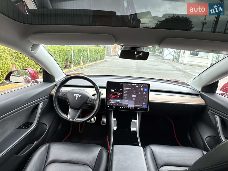 Седан Tesla Model 3 2019 в Черновцах