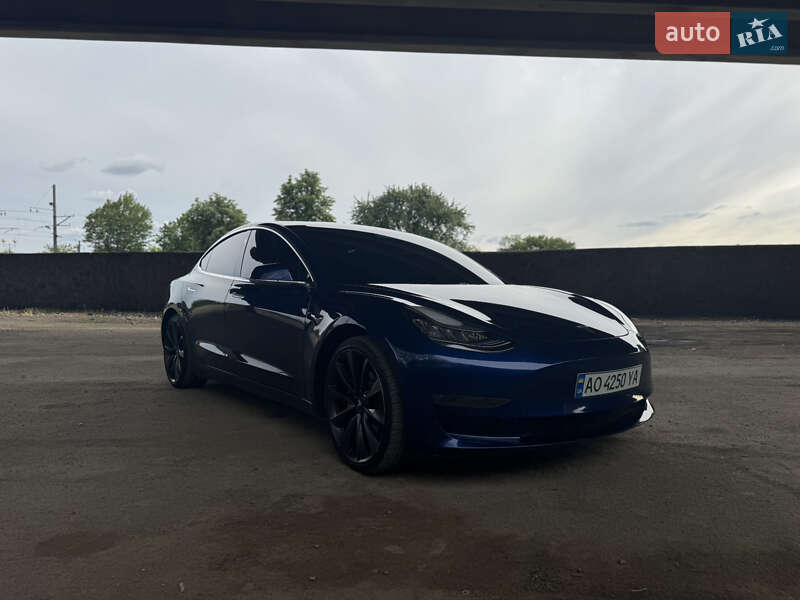 Седан Tesla Model 3 2020 в Ужгороді
