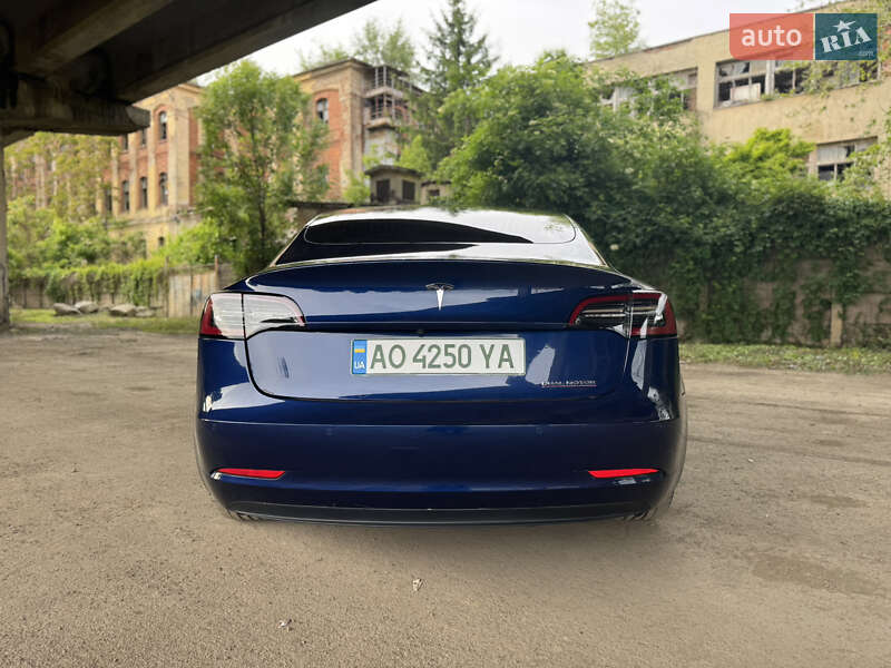 Седан Tesla Model 3 2020 в Ужгороді