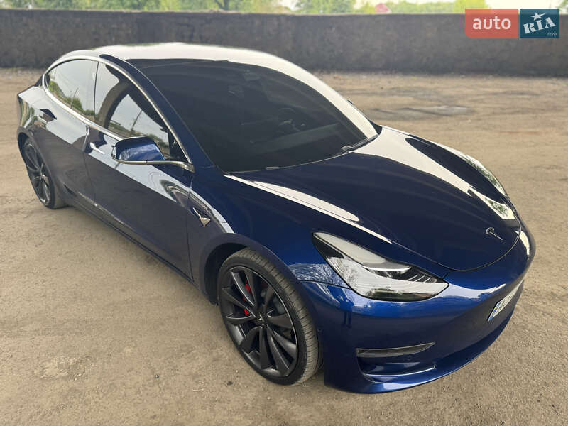 Седан Tesla Model 3 2020 в Ужгороде