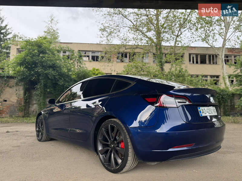 Седан Tesla Model 3 2020 в Ужгороде