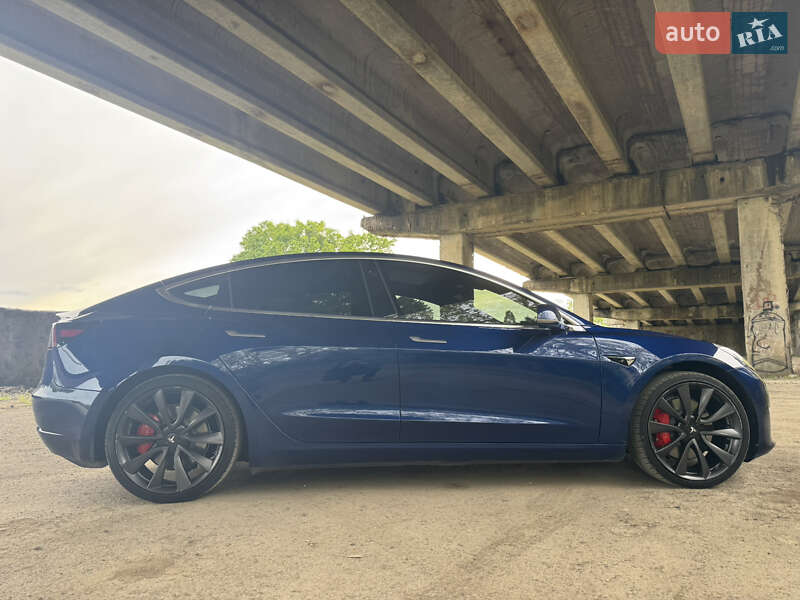 Седан Tesla Model 3 2020 в Ужгороде