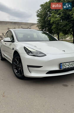 Седан Tesla Model 3 2021 в 