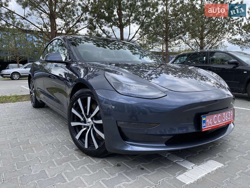 Седан Tesla Model 3 2022 в Ровно