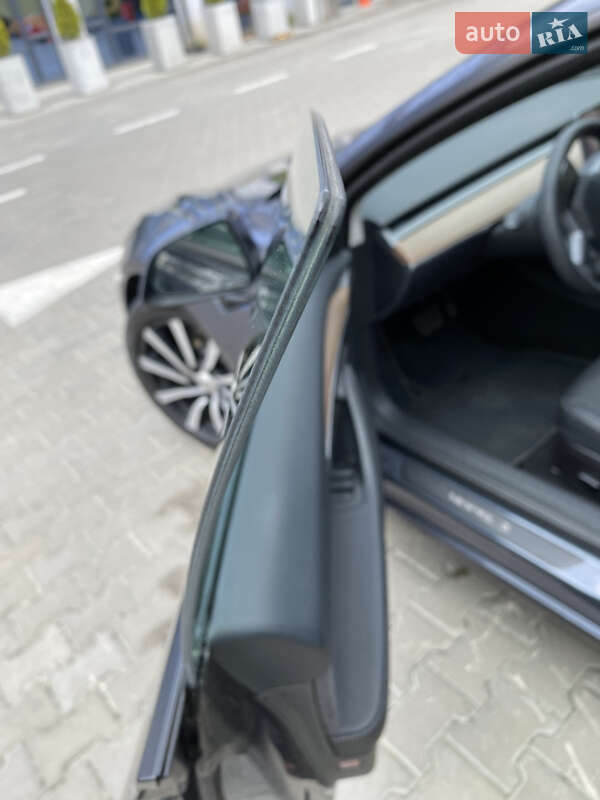 Седан Tesla Model 3 2022 в Ровно