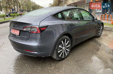 Седан Tesla Model 3 2022 в 