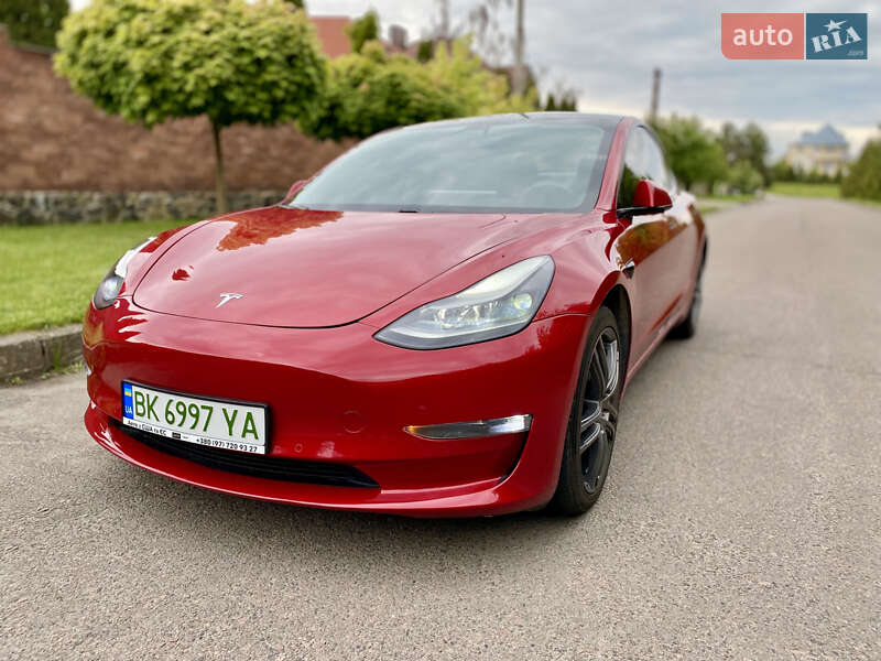 Седан Tesla Model 3 2021 в 