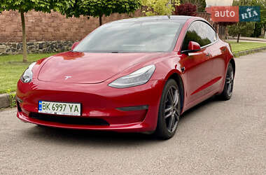 Седан Tesla Model 3 2021 в 