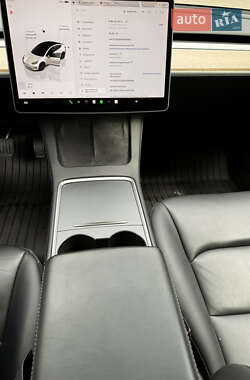 Седан Tesla Model 3 2022 в 