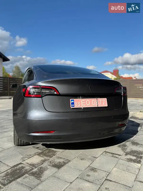 Седан Tesla Model 3 2022 в 