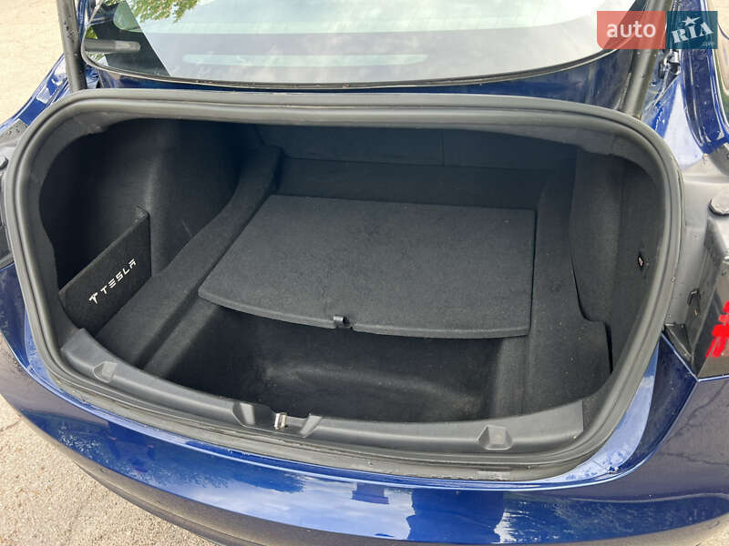 Седан Tesla Model 3 2018 в Броварах