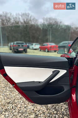 Седан Tesla Model 3 2020 в 