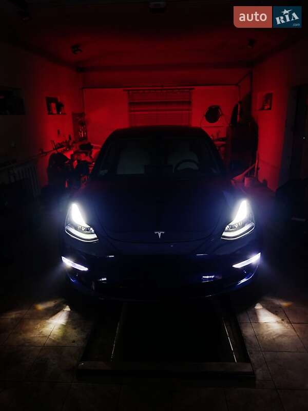 Седан Tesla Model 3 2022 в Миргороде