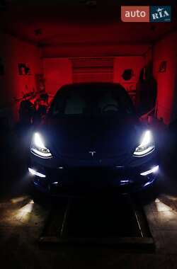 Седан Tesla Model 3 2022 в 