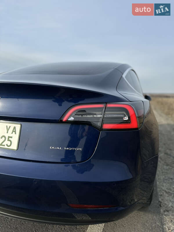 Седан Tesla Model 3 2018 в Львове