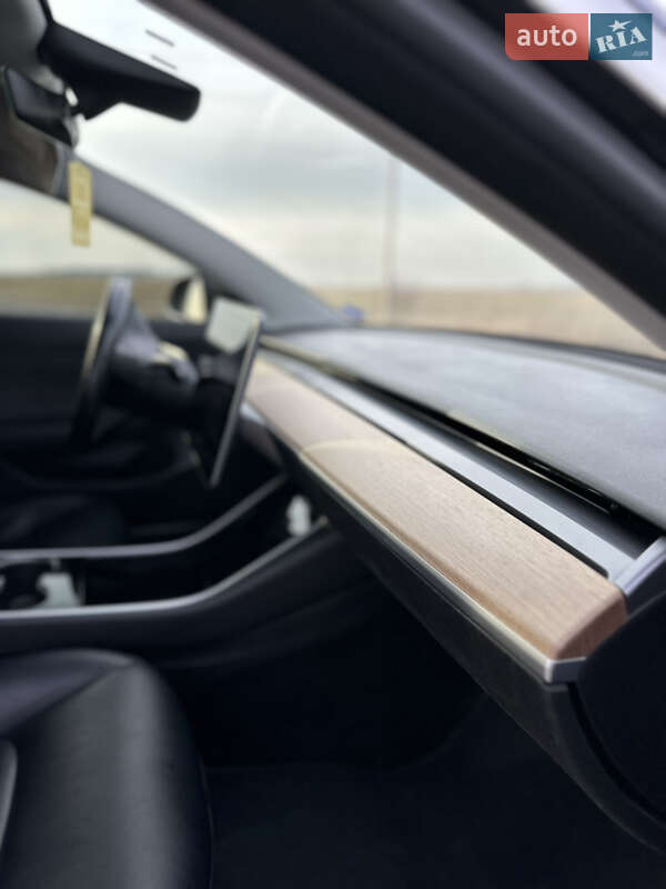 Седан Tesla Model 3 2018 в Львове