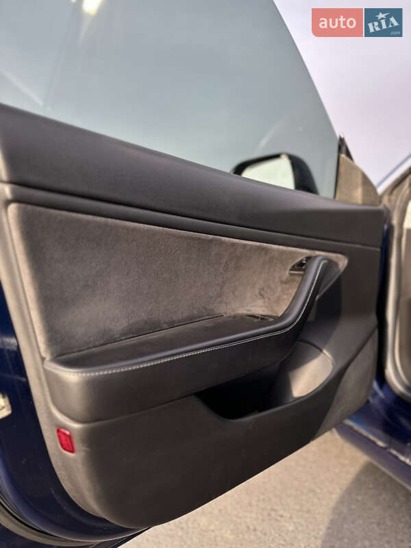 Седан Tesla Model 3 2018 в Львове