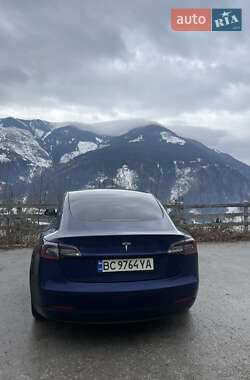 Седан Tesla Model 3 2022 в 