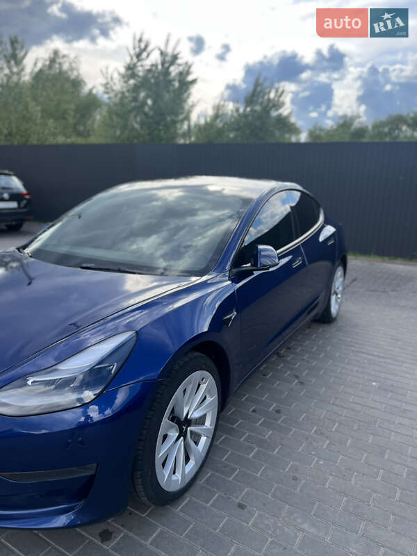 Седан Tesla Model 3 2022 в Березане