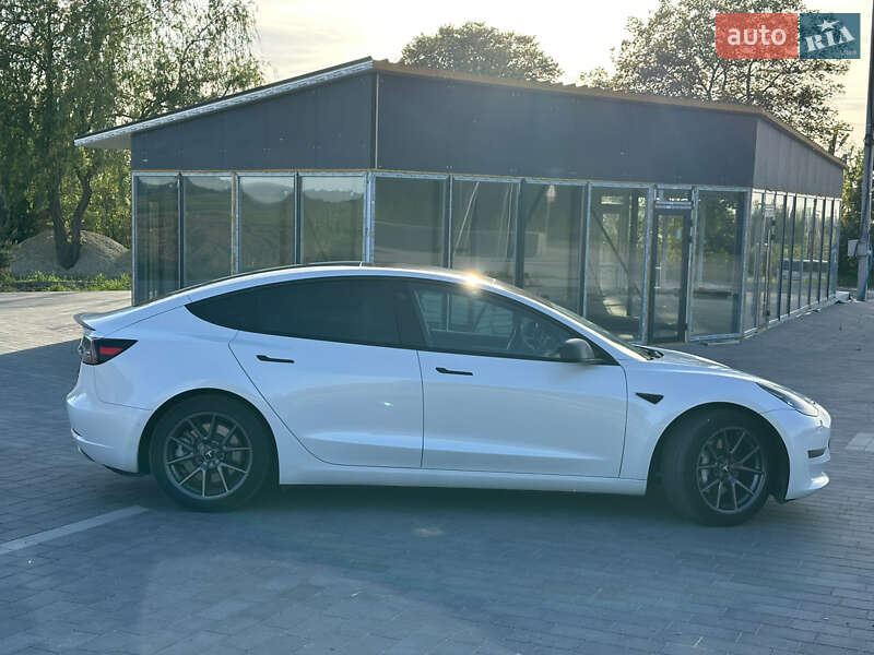 Седан Tesla Model 3 2021 в Львове