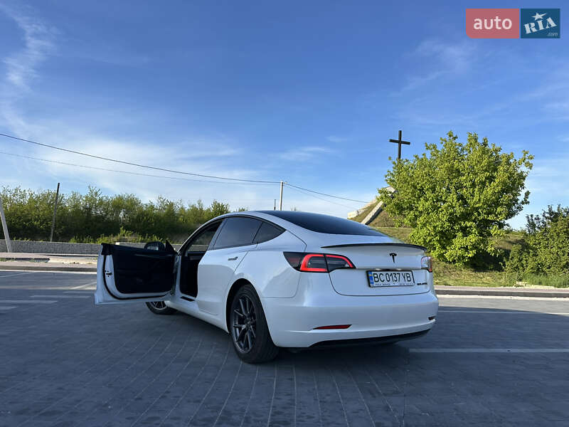Седан Tesla Model 3 2021 в Львове