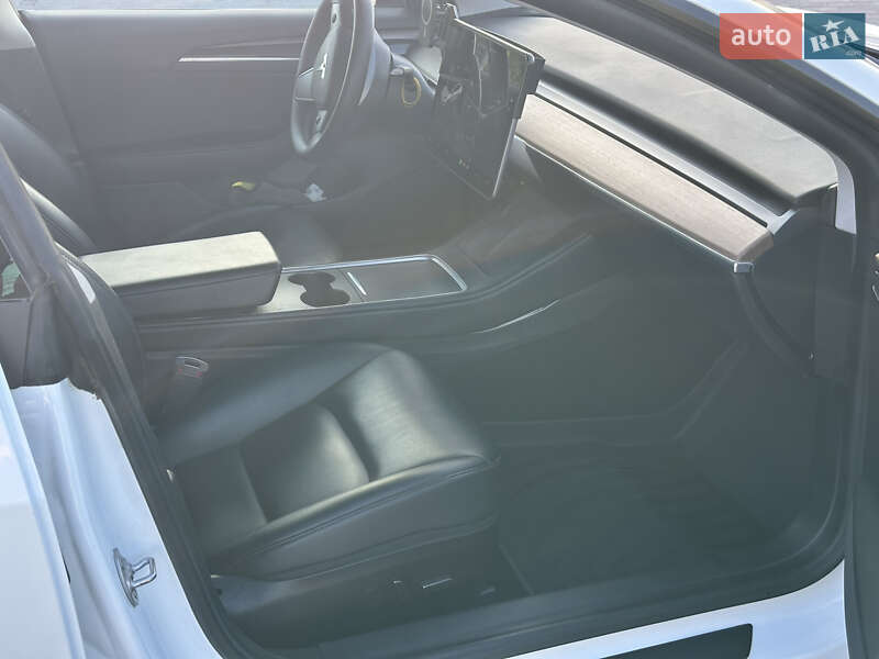 Седан Tesla Model 3 2021 в Львове
