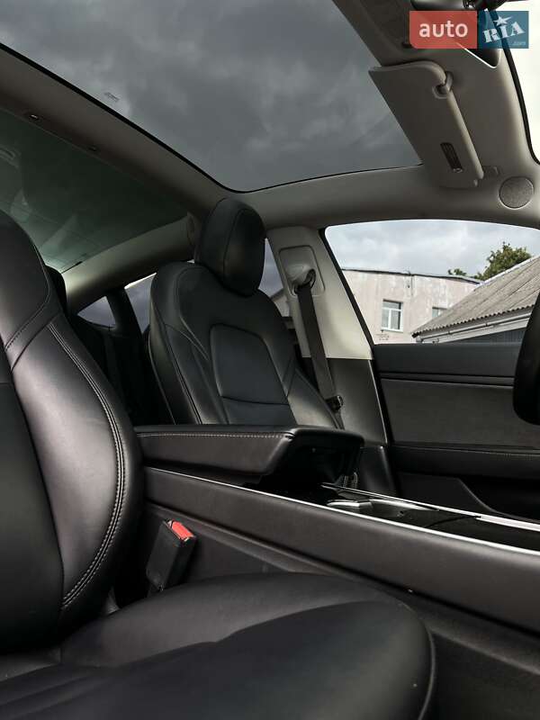Седан Tesla Model 3 2019 в Чернигове