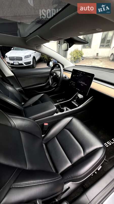 Седан Tesla Model 3 2019 в Чернигове