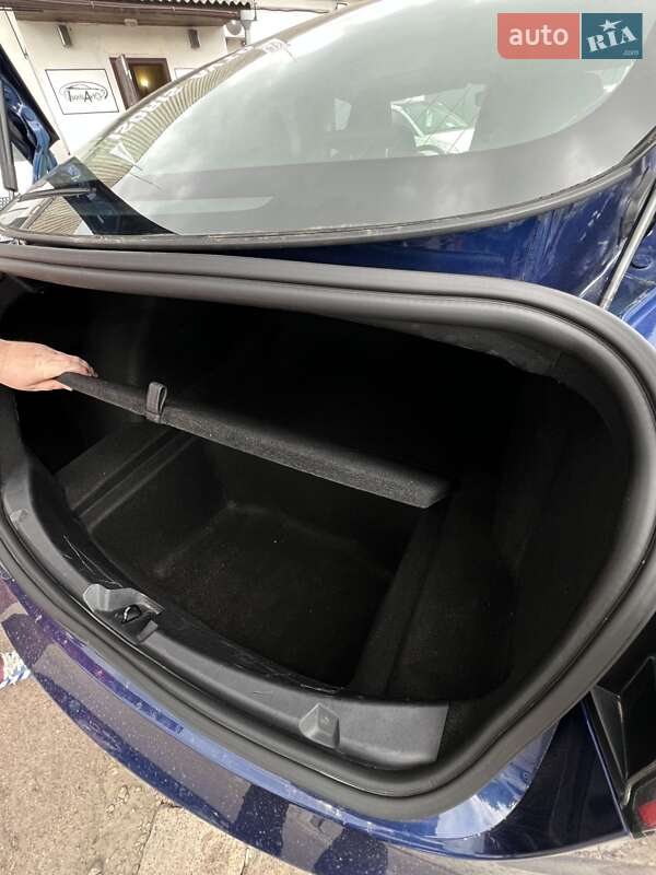 Седан Tesla Model 3 2019 в Чернигове