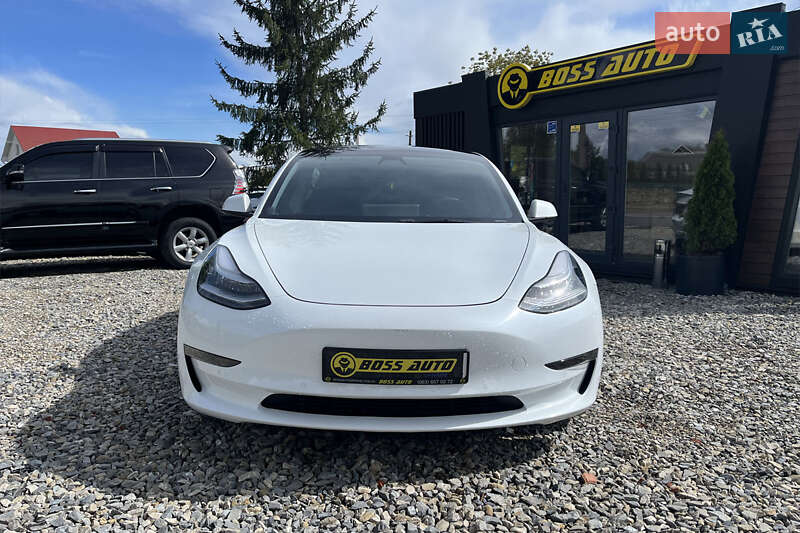 Седан Tesla Model 3 2022 в Коломые
