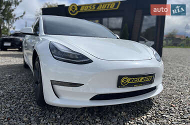 Седан Tesla Model 3 2022 в 