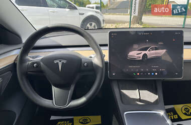 Седан Tesla Model 3 2022 в 