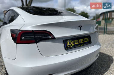 Седан Tesla Model 3 2022 в 