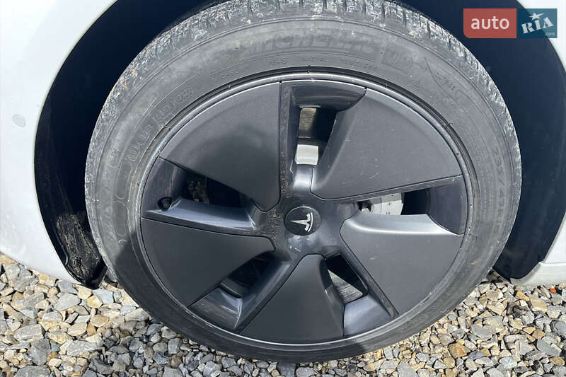 Седан Tesla Model 3 2022 в Коломые