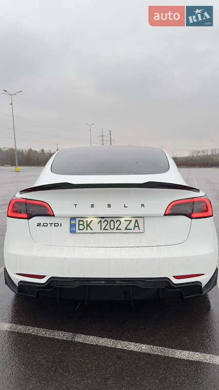 Седан Tesla Model 3 2022 в Ровно