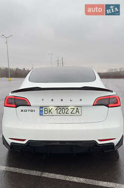 Седан Tesla Model 3 2022 в 