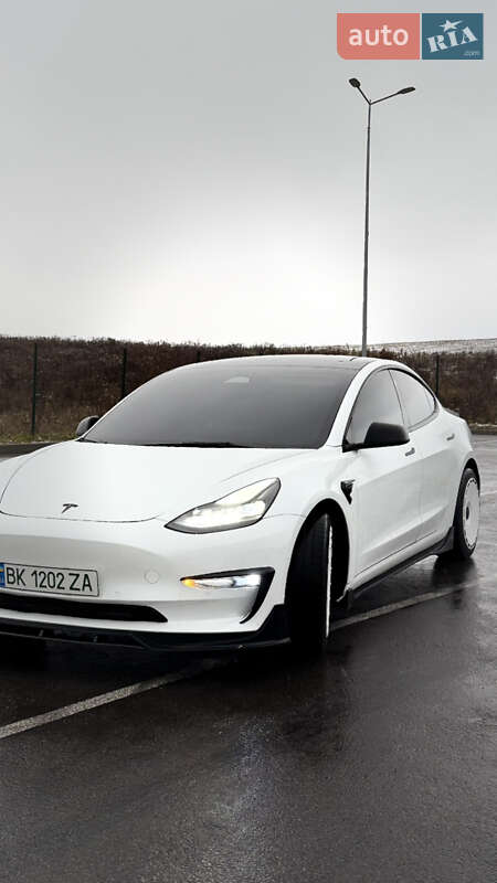 Седан Tesla Model 3 2022 в Ровно