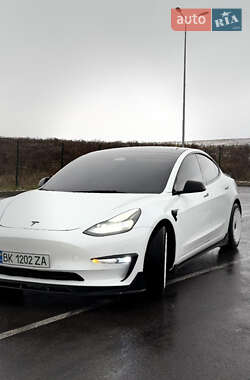 Седан Tesla Model 3 2022 в 