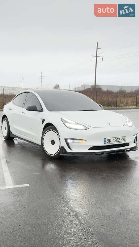 Седан Tesla Model 3 2022 в Ровно
