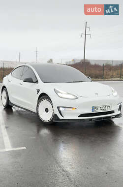 Седан Tesla Model 3 2022 в 