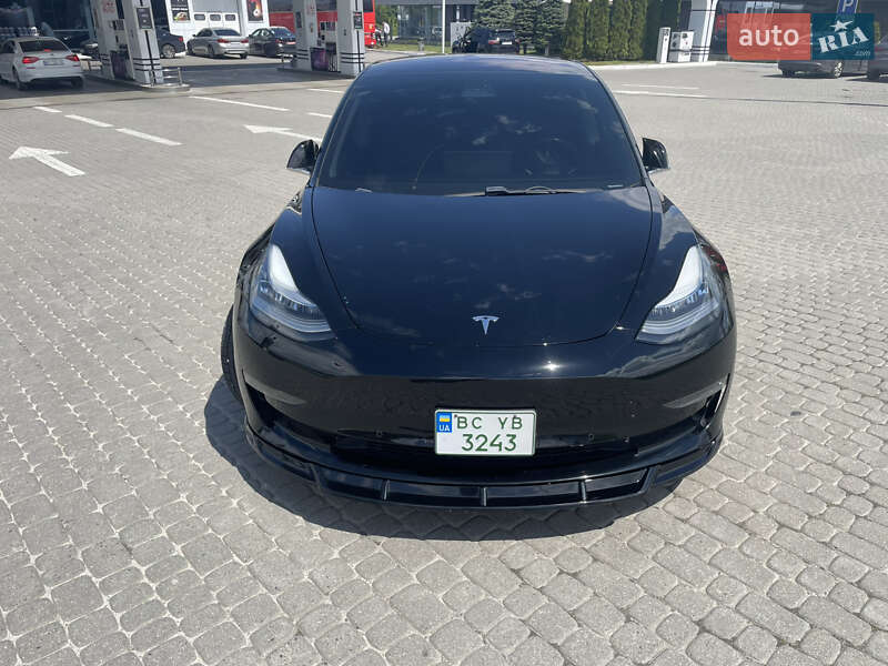 Седан Tesla Model 3 2018 в Львові