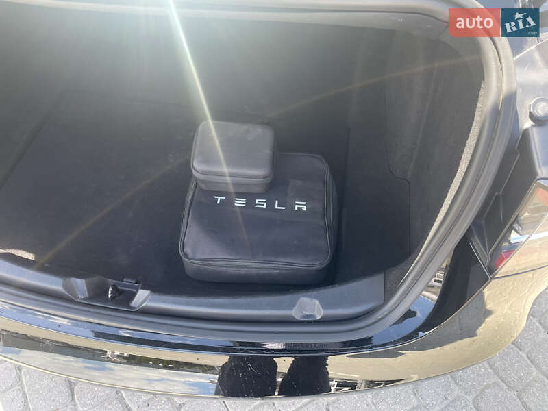 Седан Tesla Model 3 2018 в Львові