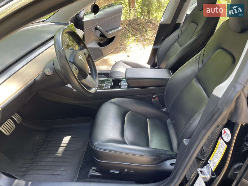 Седан Tesla Model 3 2019 в Бородянці