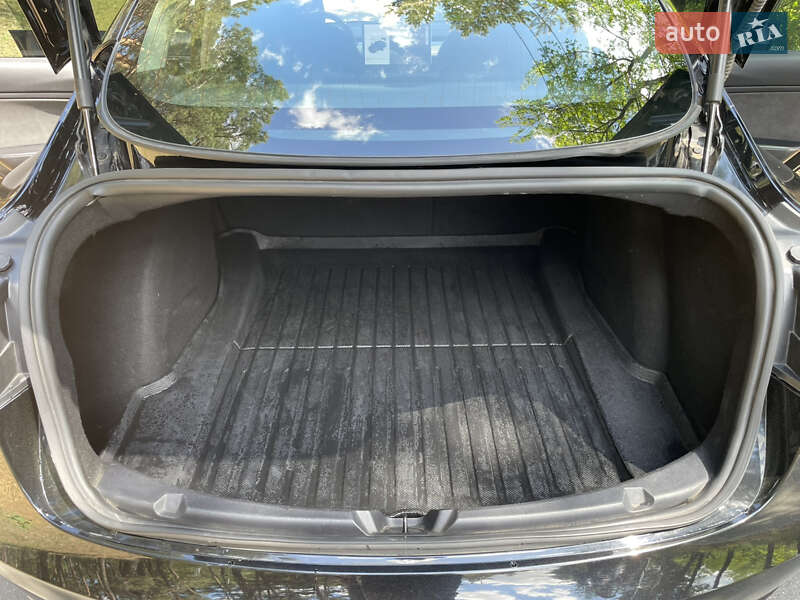 Седан Tesla Model 3 2019 в Бородянці