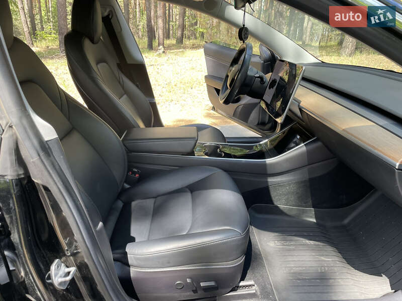 Седан Tesla Model 3 2019 в Бородянці