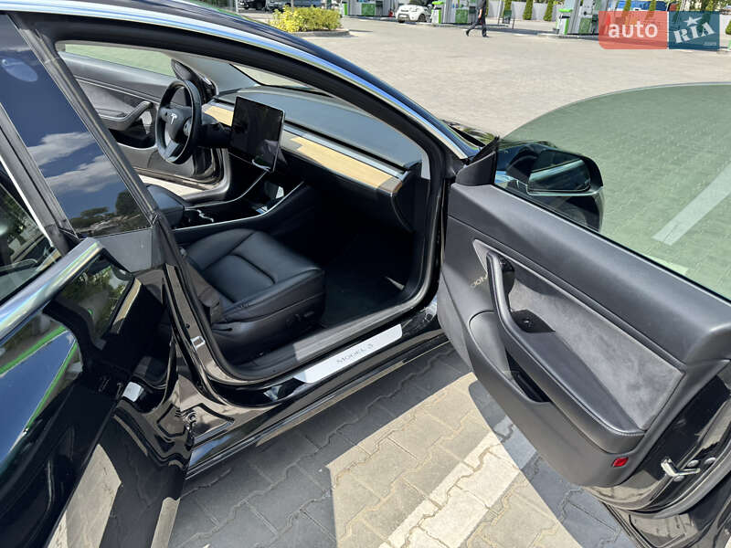 Седан Tesla Model 3 2018 в Одесі