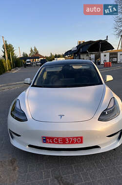 Седан Tesla Model 3 2021 в 